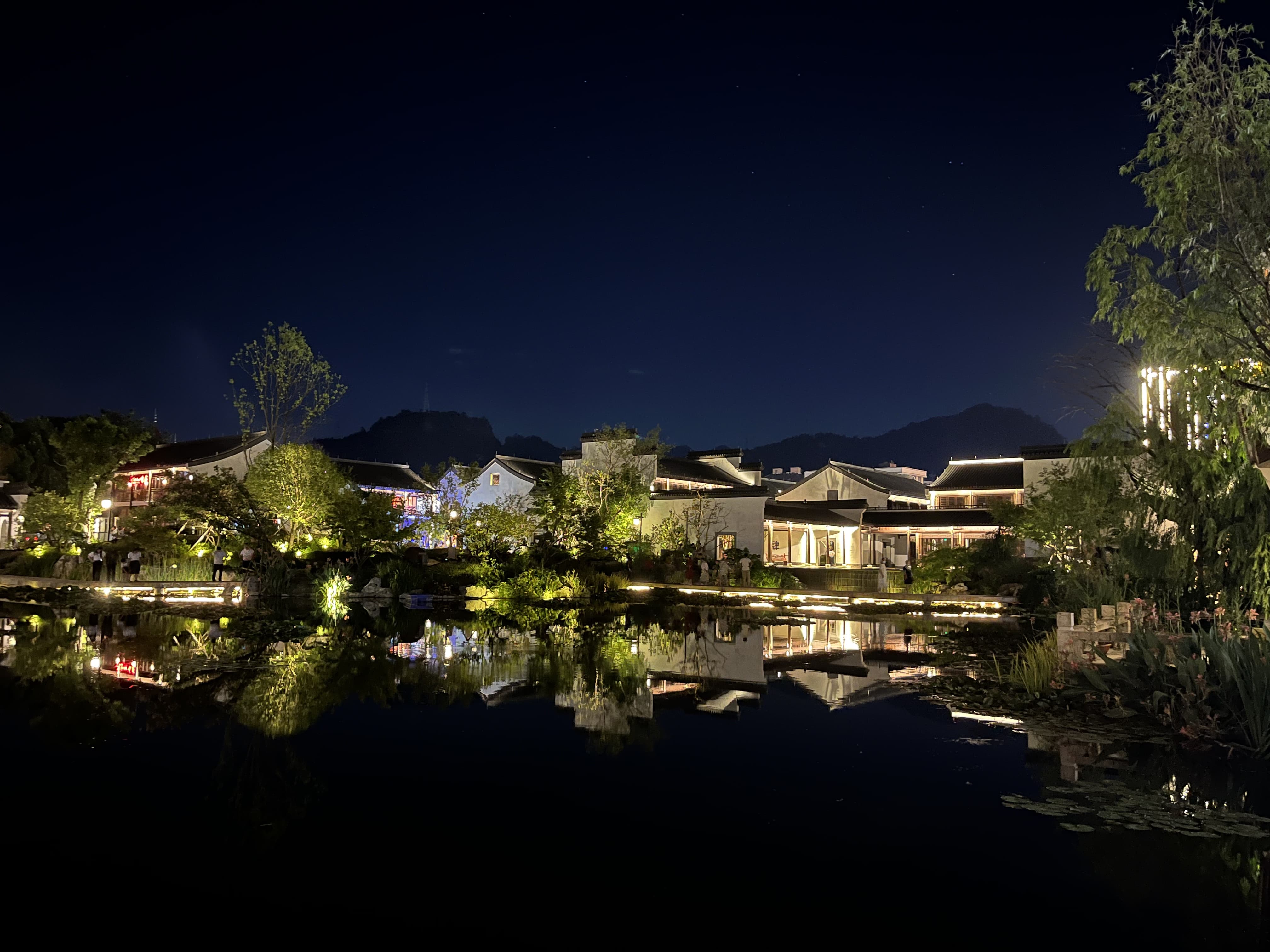 回家的路上到老街吃碗面，老街公园，水乡的感觉很不错 8月4日  202208