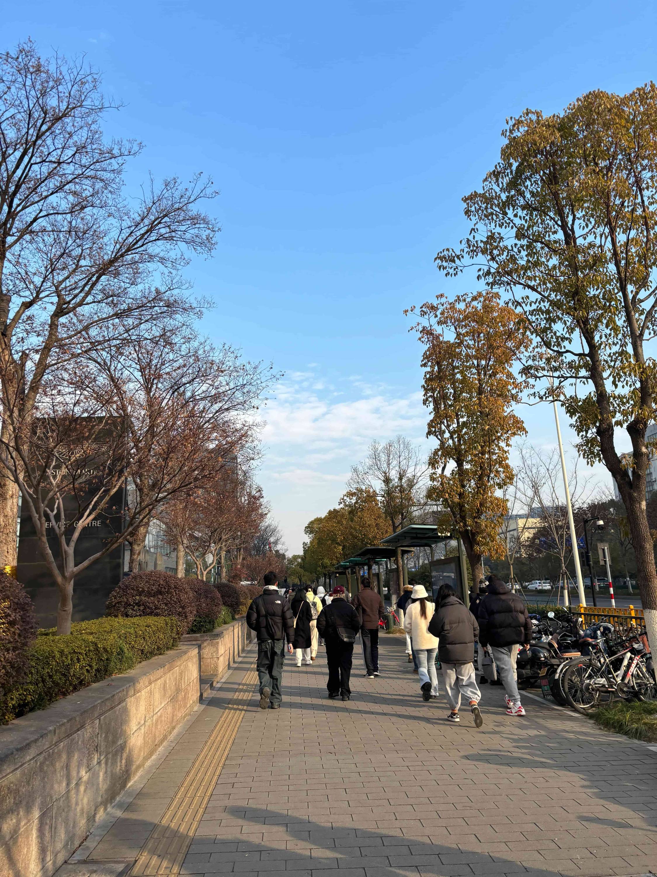 出了地铁口 赶路的人们，1.26 5号线 202401