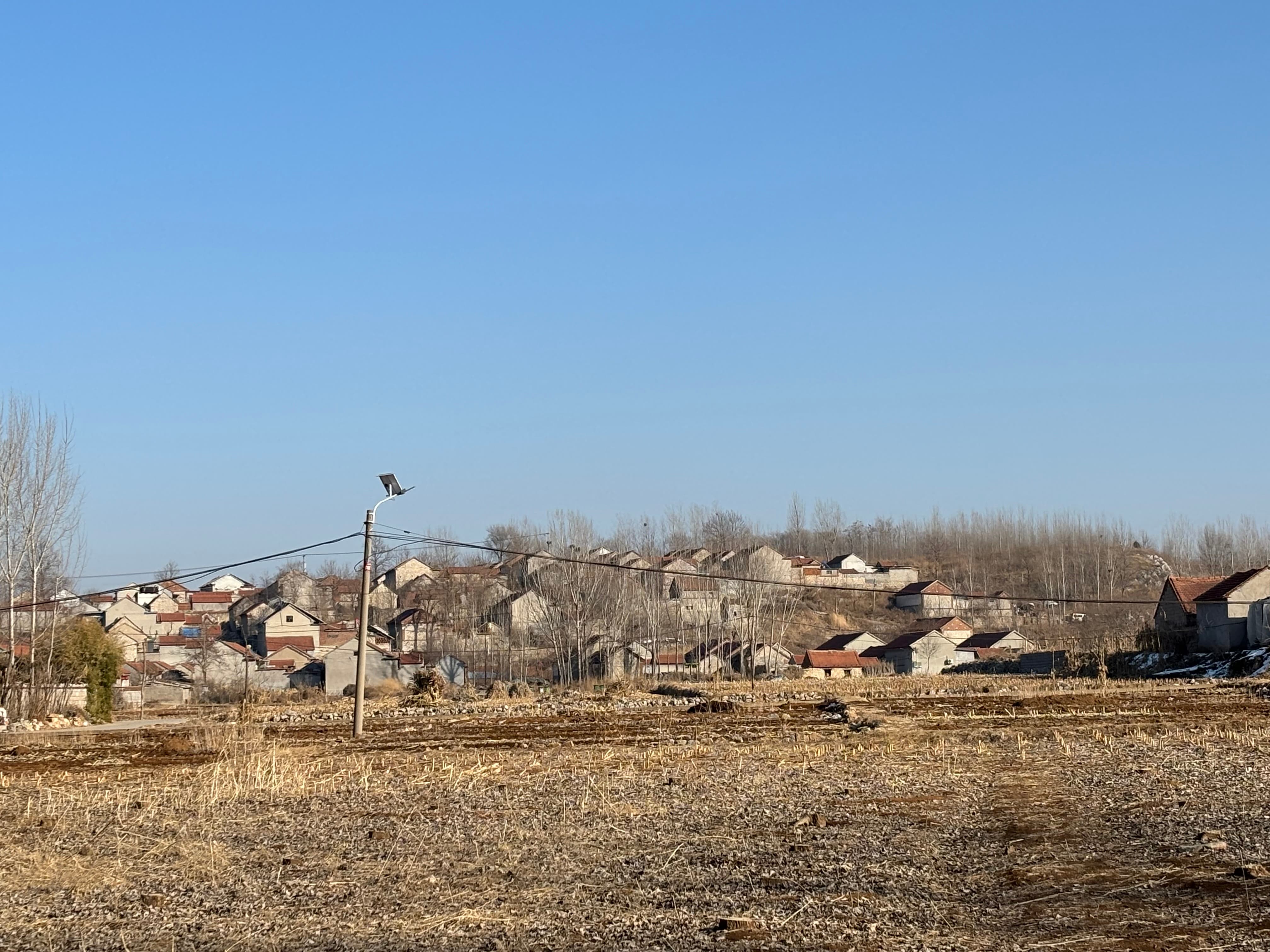 冬日山东的山水没有绿色，但也似有一种山水画的感觉 2.16  202402