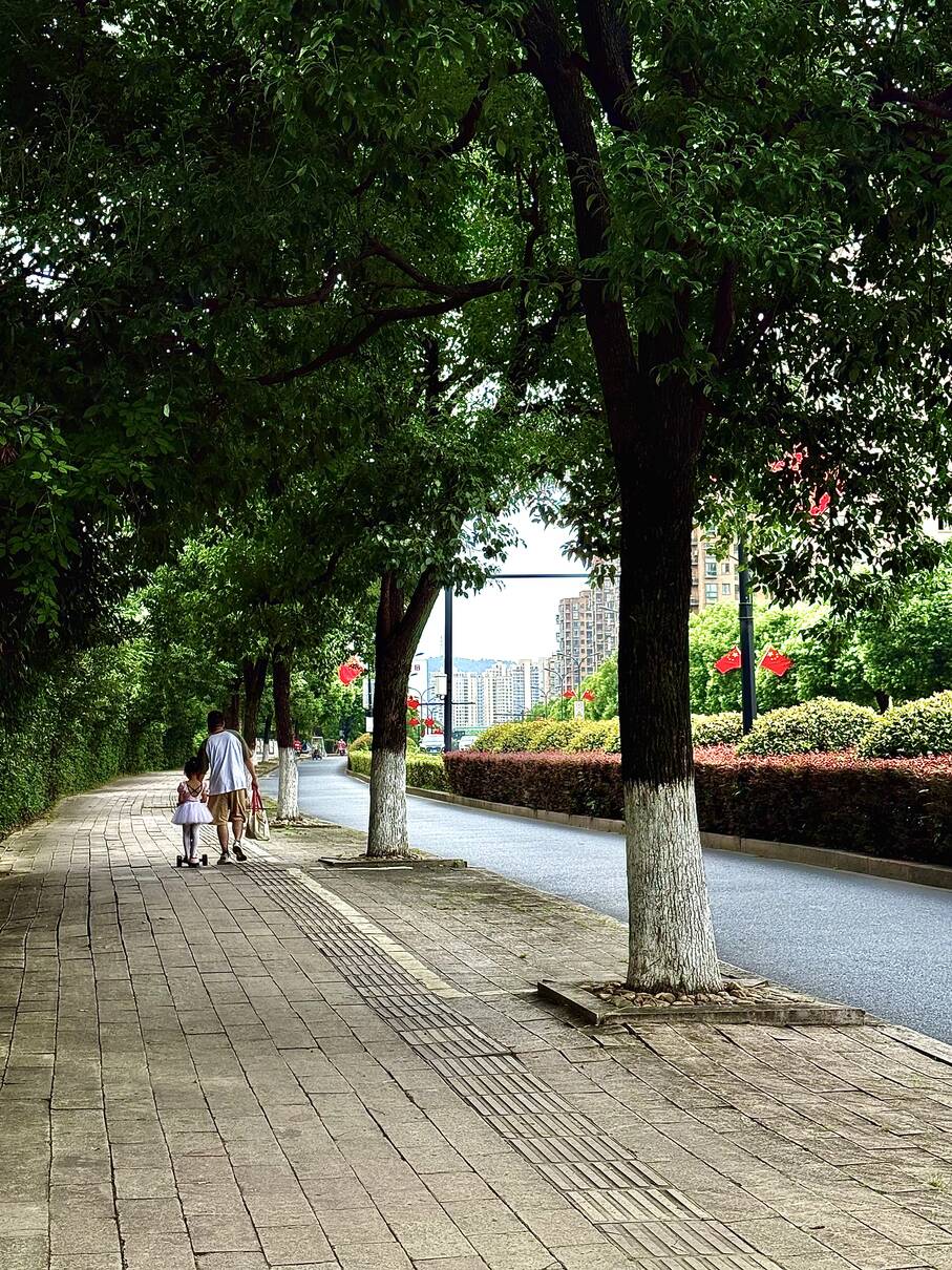 2025.9.20 国庆气氛，一对父女走过 202509